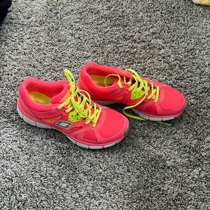 Sketchers Tennis Shoes